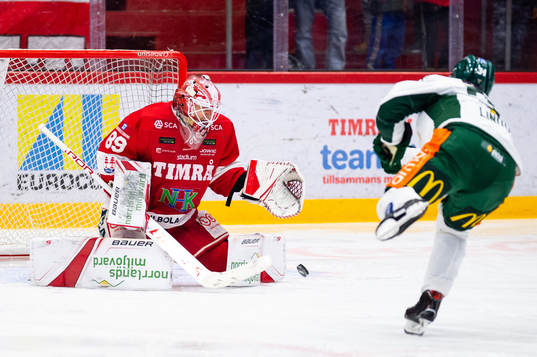 Timrås målvakt Niklas Svedberg räddar friläge för
