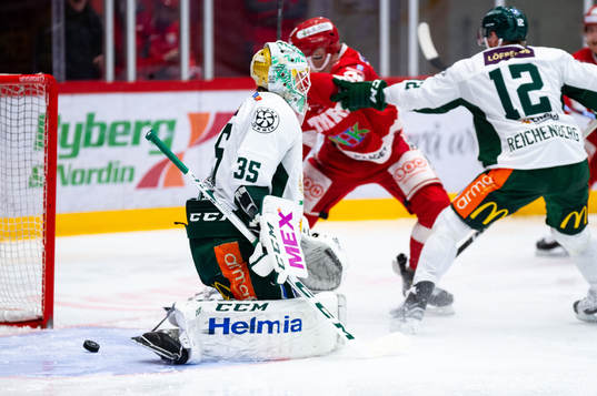 Färjestads målvakt Adam Werner  släpper in 2-1 målet