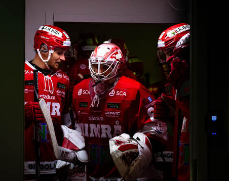 Timrås målvakt Niklas Svedberg påväg ut från