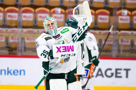 Färjestads målvakt Adam Werner jublar