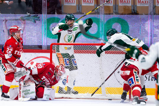 Timrås målvakt Niklas Svedberg släpper in 2-2 av