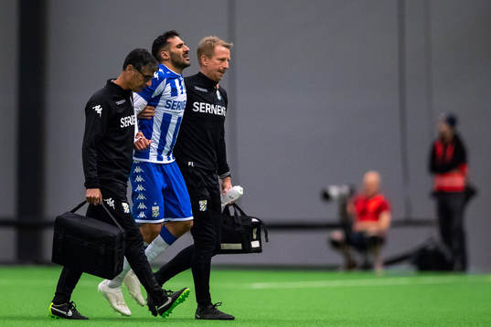 IFK Göteborgs Sargon Abraham får hjälp av planen