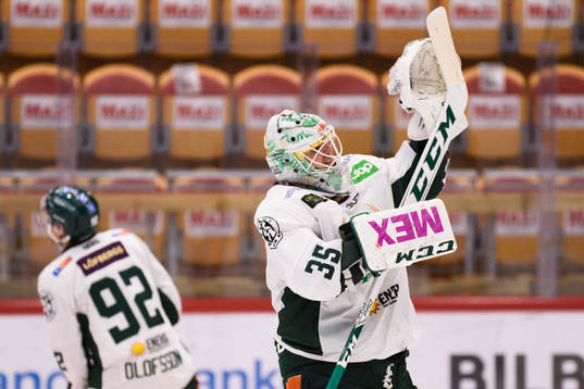 Färjestads målvakt Adam Werner  jublar