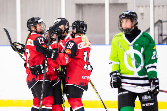 Redhawks Mia Bau Hansen jublar medan Trollhettan Elvira