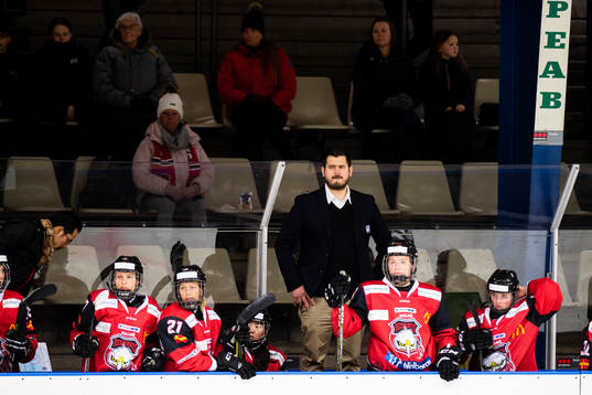 Redhawks tränare Jonathan Salman med publiken i bakgrunden
