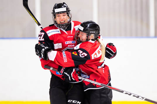 Redhawks Amanda Andersson och Annie Svärd jublar