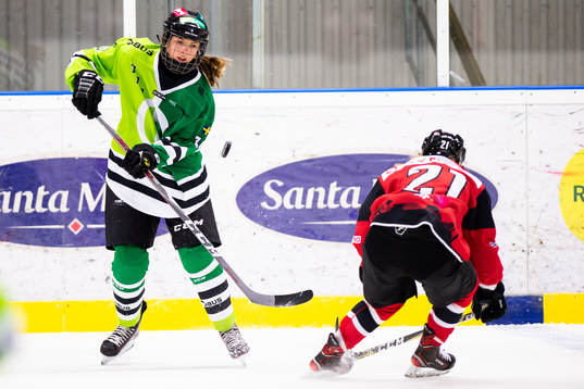 Trollhettan Elvira Svensson och Redhawks Jessica Nilsson