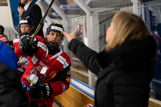 Redhawks Dominika Takacova räcker över hockey klubba till