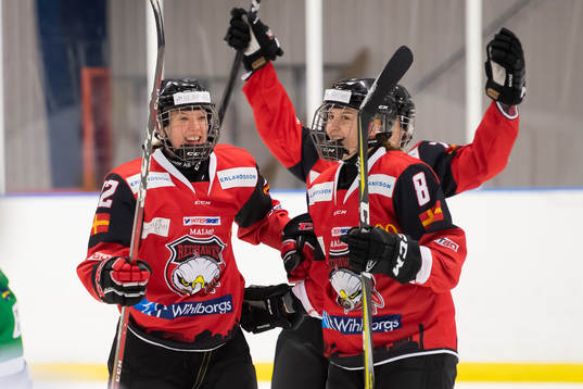 Redhawks Johanna Kellander jublar