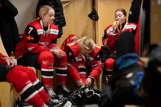 Redhawks Emily Kristoffersen knytter skridskor