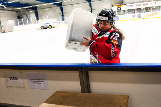 Redhawks Kamila Wieczorek lyfter upp hink med puck over