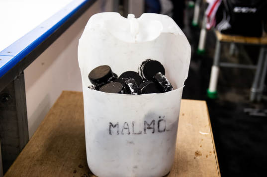 En anpassad skuren puck behållare med puckar