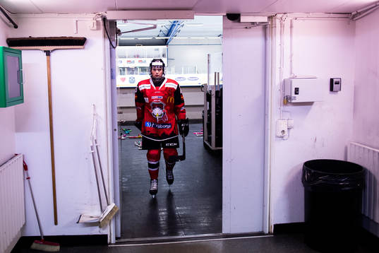 En av Redhawks spelare lämnar insen