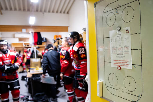 Taktiktavle höger på omklädningsrummets dörr
