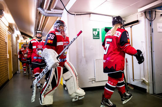 Redhawks målvakt Lisa Jensen på väg ut på isen