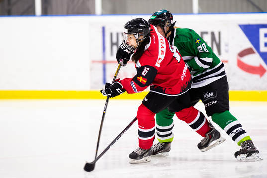 Redhawks Linn Lindblom skjuter