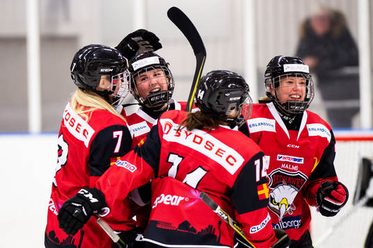 Redhawks Johanna Kellander jublar