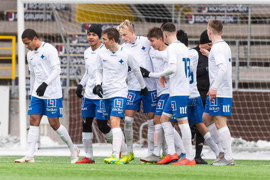 IFK Norrköpings Hussin Al-Thalimi (mitt i bild) klappas om