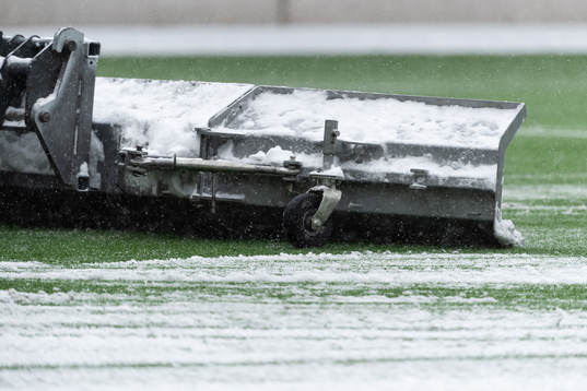 Snöröjning innan en träningsmatch i fotboll U17 mellan