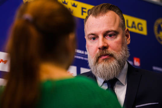 Sveriges förbundskapten Rikard Grönborg pratar med media