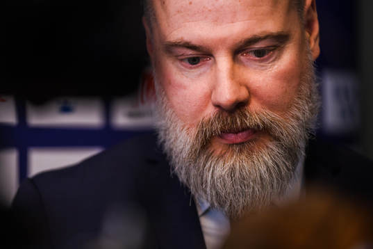 Sveriges förbundskapten Rikard Grönborg pratar med media