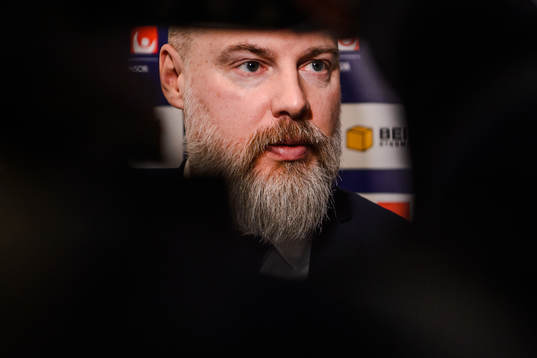 Sveriges förbundskapten Rikard Grönborg pratar med media