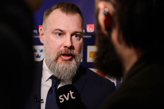 Sveriges förbundskapten Rikard Grönborg pratar med media