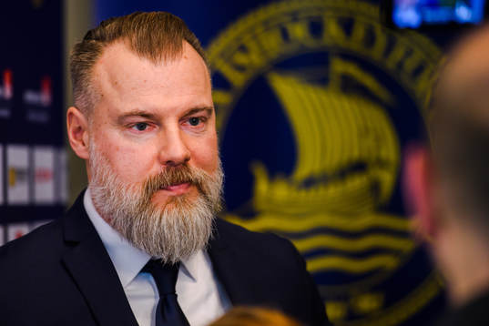 Sveriges förbundskapten Rikard Grönborg pratar med media