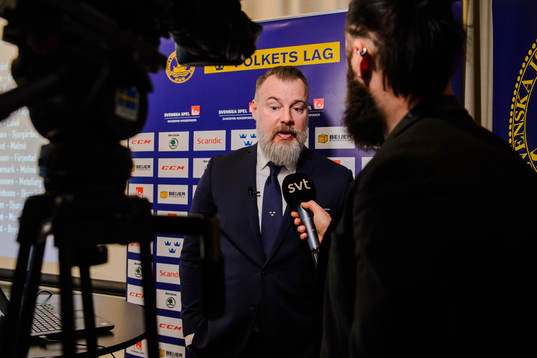 Sveriges förbundskapten Rikard Grönborg pratar med media