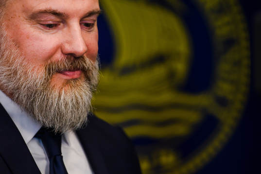 Sveriges förbundskapten Rikard Grönborg pratar med media