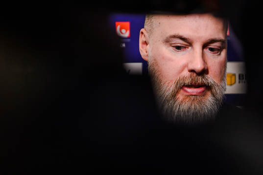 Sveriges förbundskapten Rikard Grönborg pratar med media