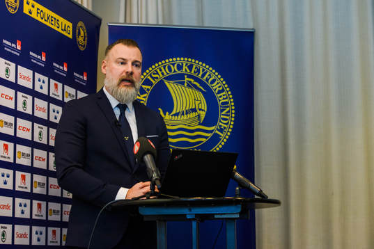 Sveriges förbundskapten Rikard Grönborg pratar med media