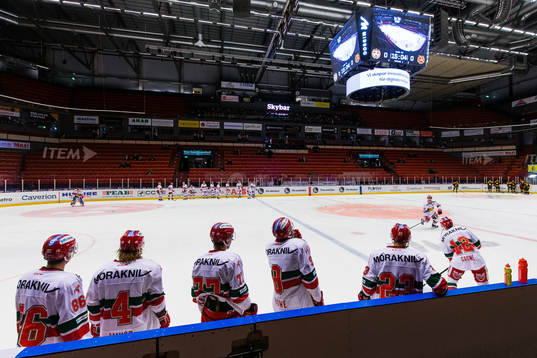 Moras spelare värmer upp