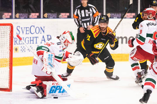 Moras målvakt Janne Juvonen och Brynäs Robert Kousal