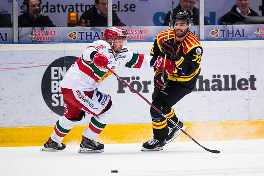Moras Viktor Amnér i kamp om pucken med Brynäs Robert