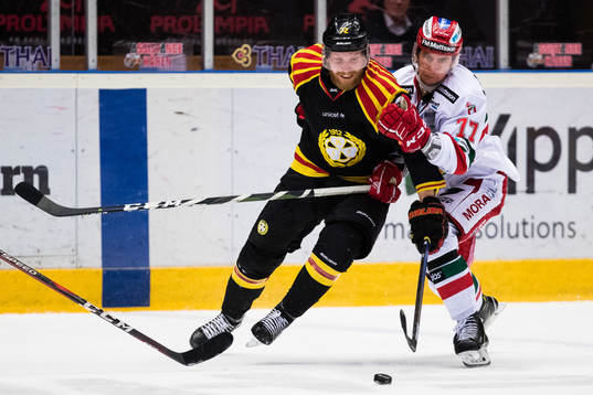 Brynäs Joachim Rohdin i kamp om pucken med Moras Michael