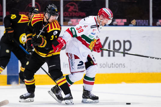 Brynäs Joel Kellman i kamp om pucken med Moras Adam Masuhr