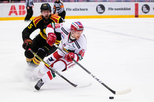 Brynäs Simon Bertilsson jagar Moras Mathias Bromé