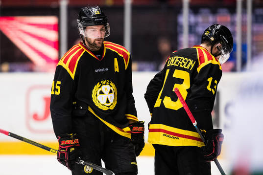 Brynäs Simon Bertilsson och Ryan Gunderson deppar
