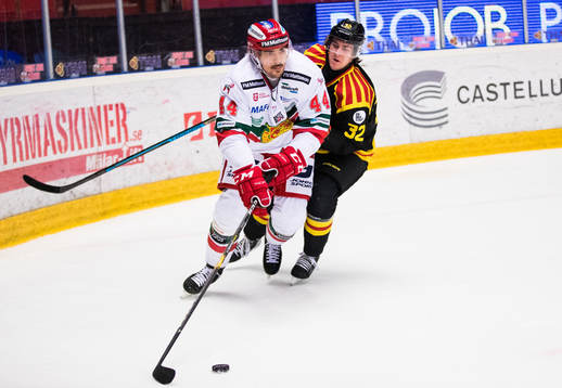 Moras Matej Stransky i kamp om pucken med Brynäs Adam