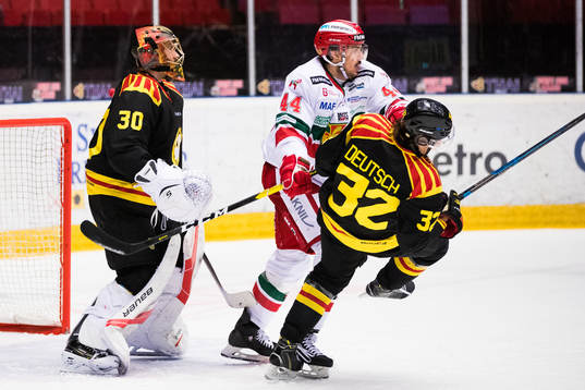 Moras Matej Stransky stör Brynäs målvakt Joacim Eriksson