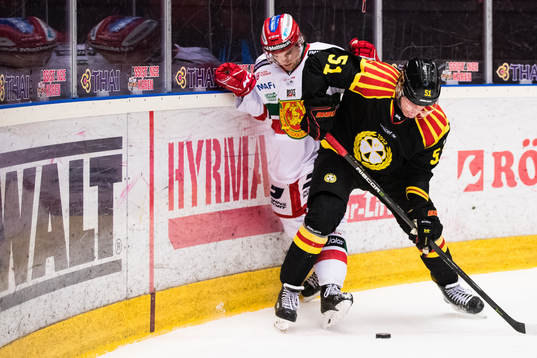 Moras Spencer Abbott i kamp om pucken med Brynäs Tomi