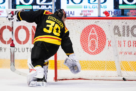 Brynäs målvakt Joacim Eriksson ser hur pucken går i mål