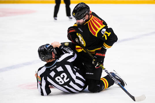 Brynäs Robert Kousal ramlar över linjedomaren