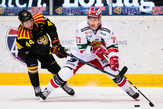 Brynäs Jacob Blomqvist i kamp om pucken med Moras Michael