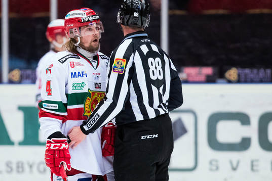 Moras Viktor Amnér reagerar på domaren