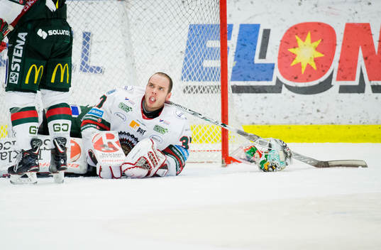Frölundas målvakt Johan Gustafsson deppar