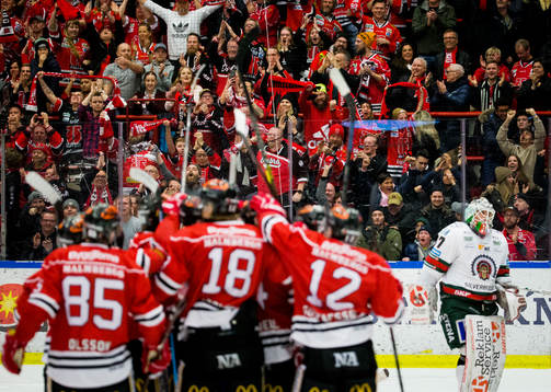 Örebros Shane Harper gör 4-3 och jublar framför