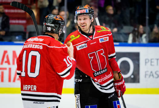 Örebros Shane Harper gör 4-3 och jublar med Stefan Warg