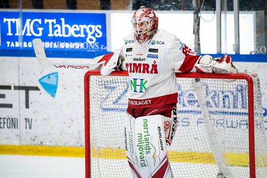 Timrås målvakt Niklas Svedberg deppar